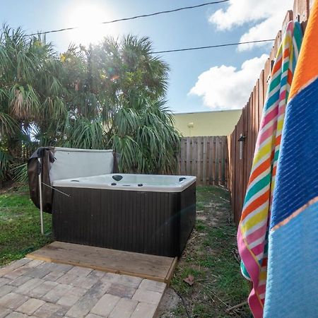 Heart Of The Waves - 3Br & 2Ba Beach Retreat - New Hot Tub - Outside Patio With Grill & Seating, Steps To Fun! Melbourne Exterior photo